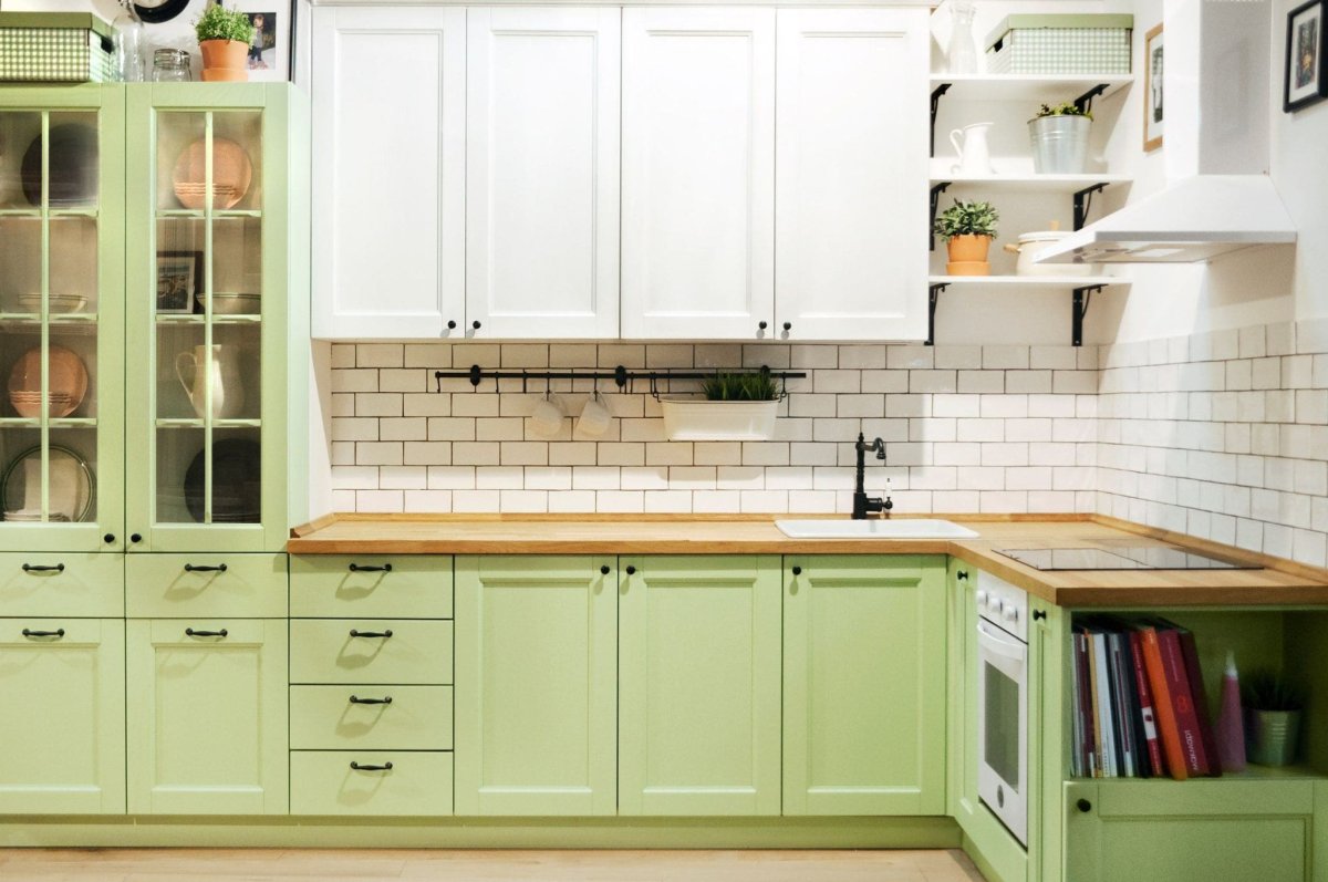 Параллельная кухня фисташковая