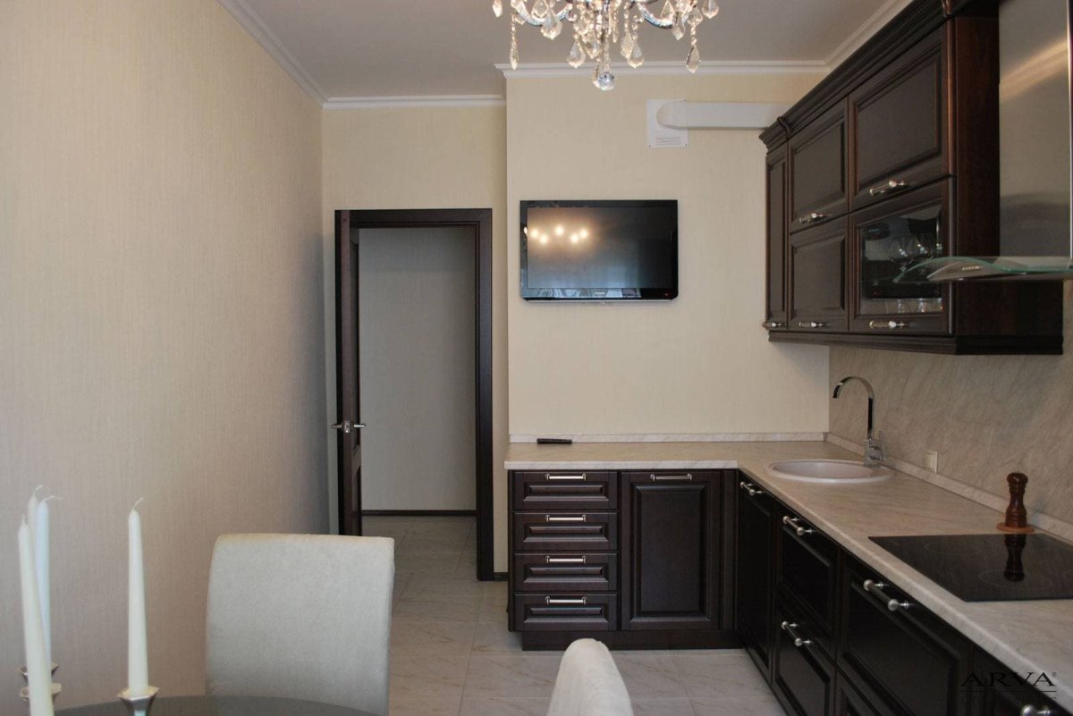 Угловая кухня с телевизором