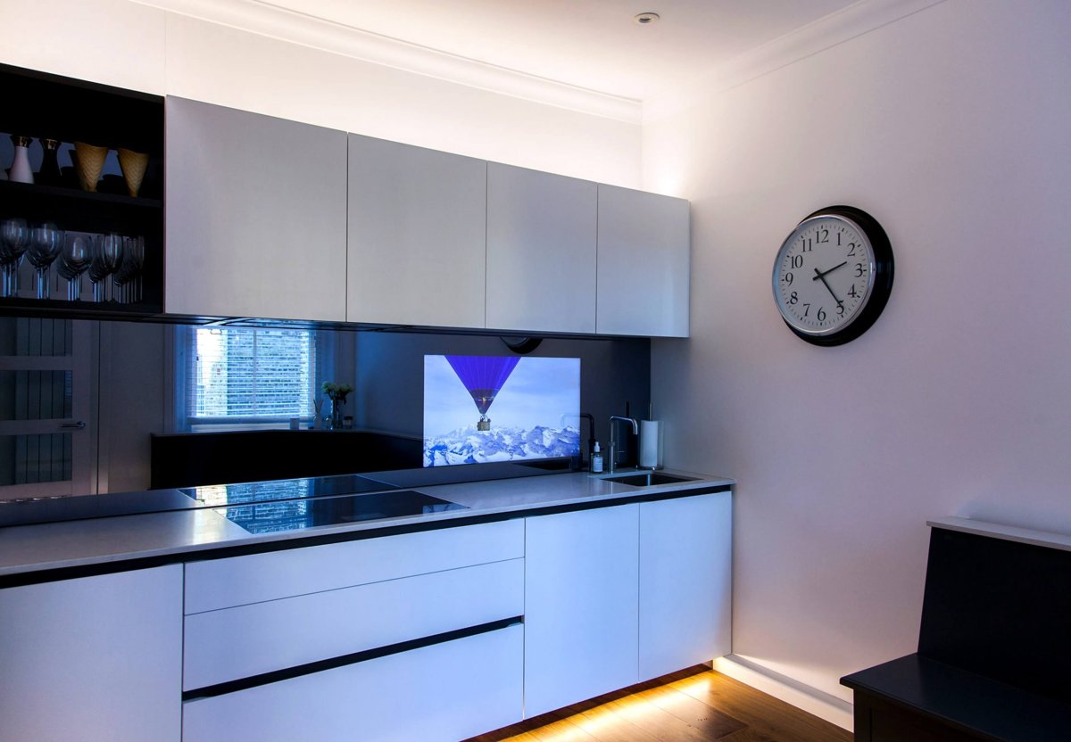 Телевизор встроенный в кухню