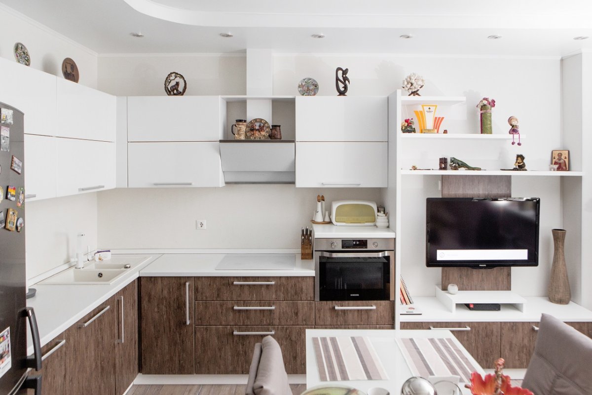 Кухня с телевизором в кухонном гарнитуре
