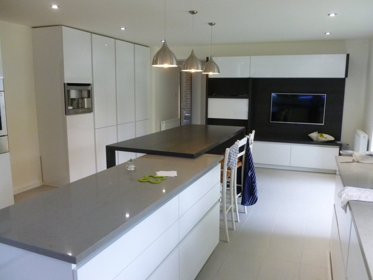 Кухня с большим телевизором