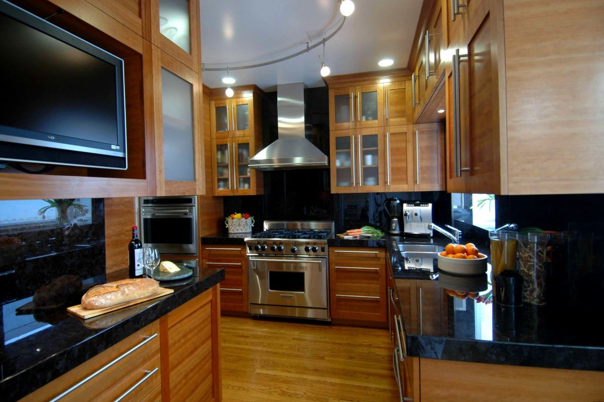 Телевизор в кухонном гарнитуре