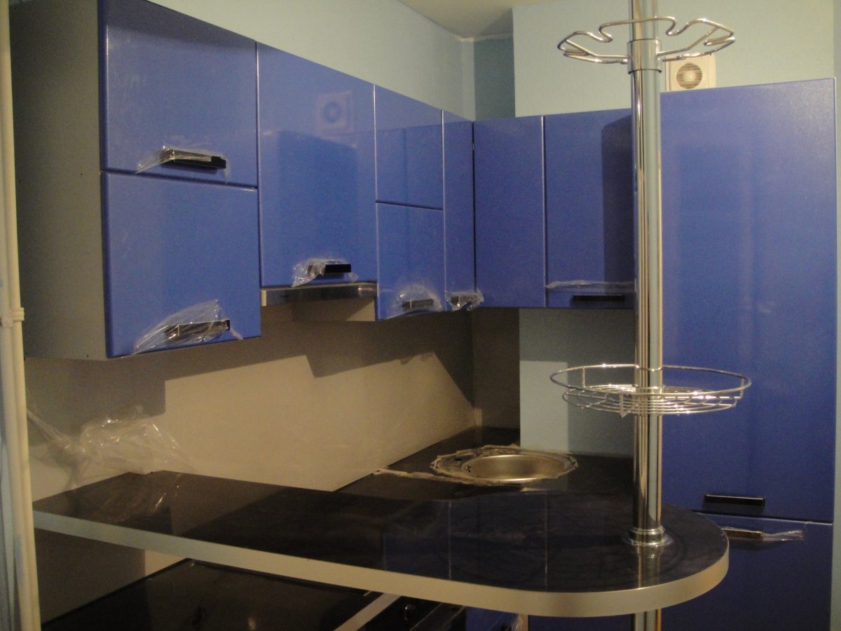 Кухонные гарнитуры угловые с барной стойкой