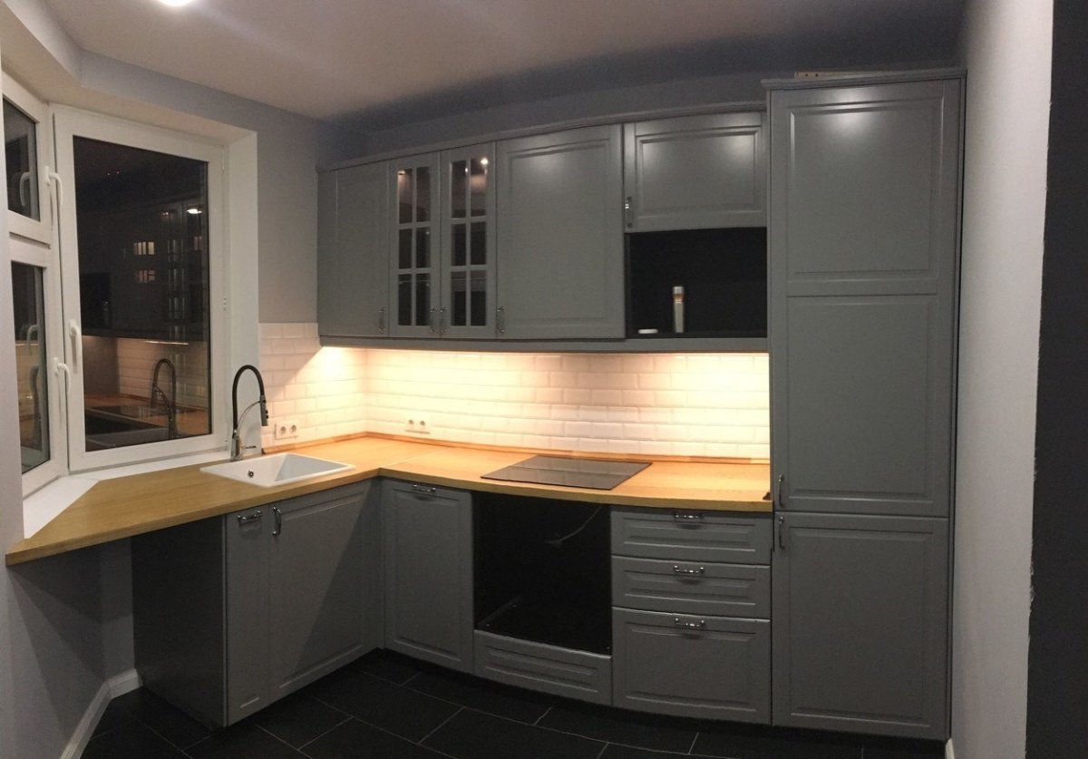 Темно серая кухня в интерьере