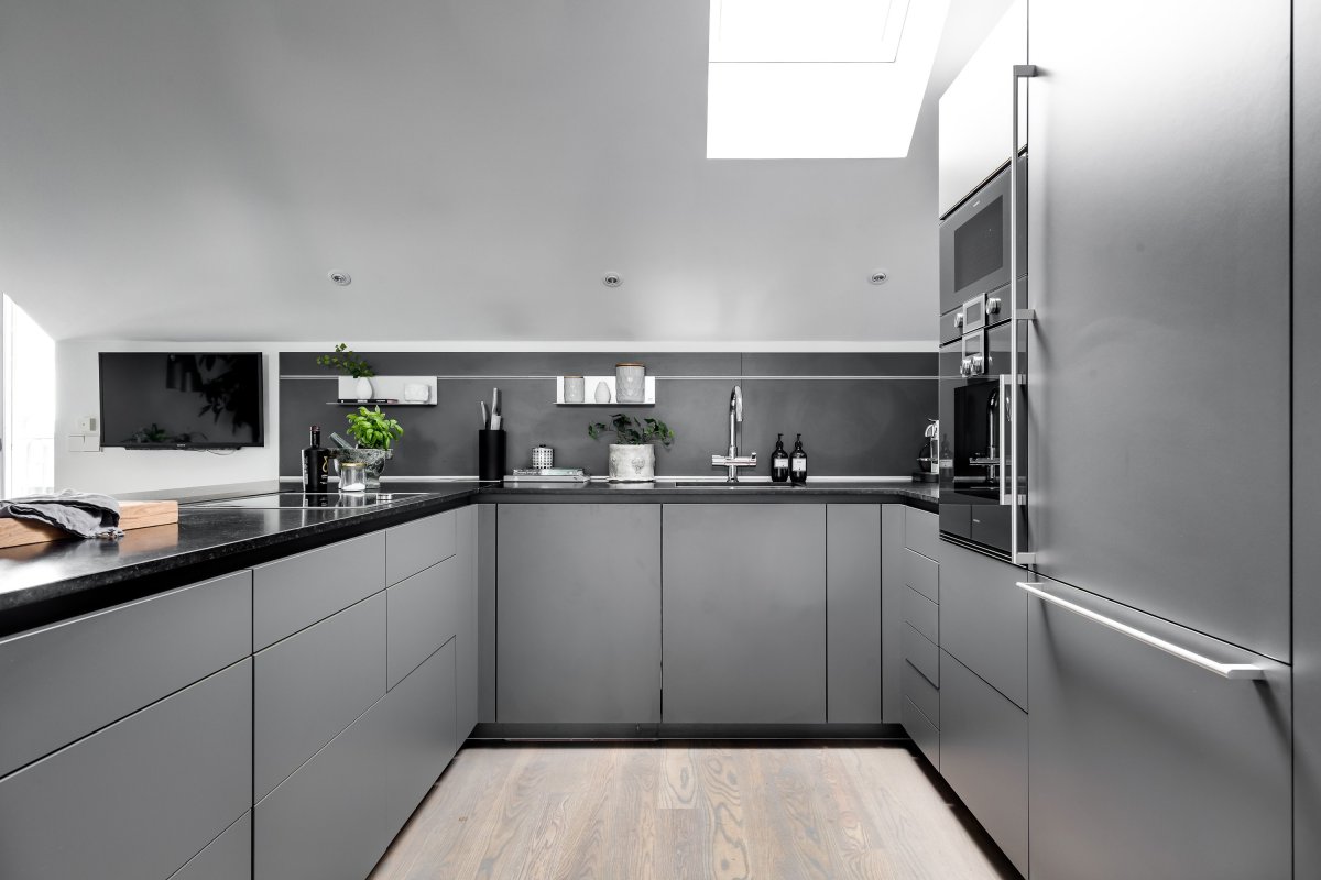 Кухня в серо темных тонах