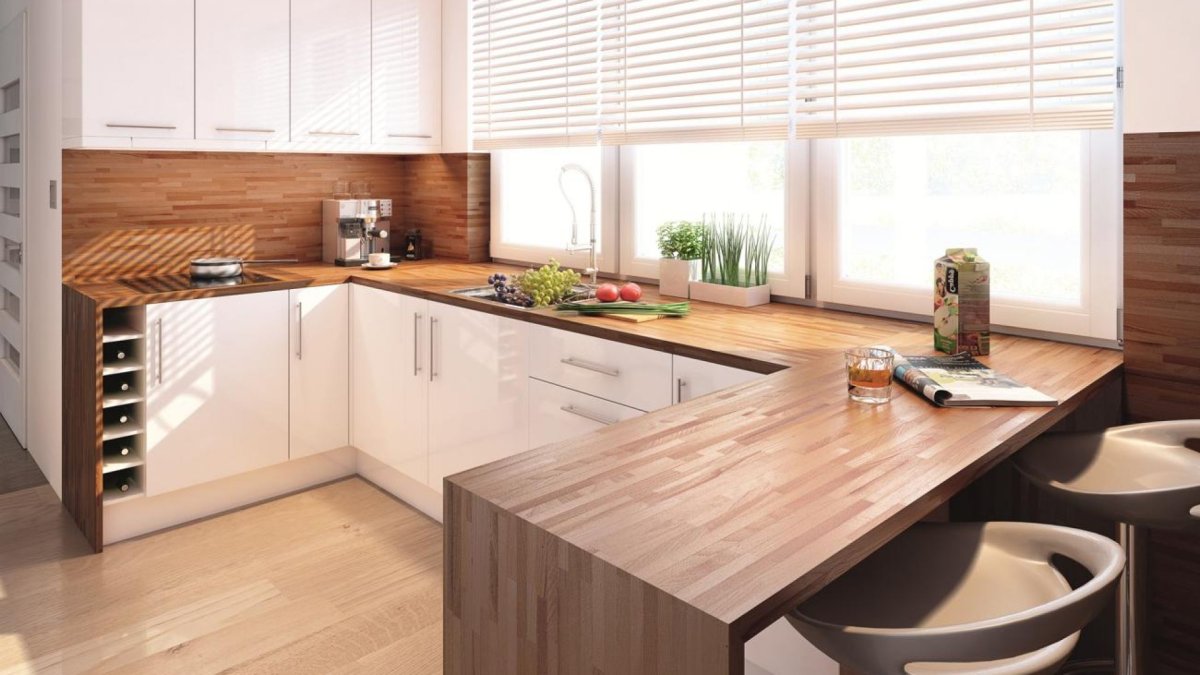 Белая кухня со столешницей под дерево