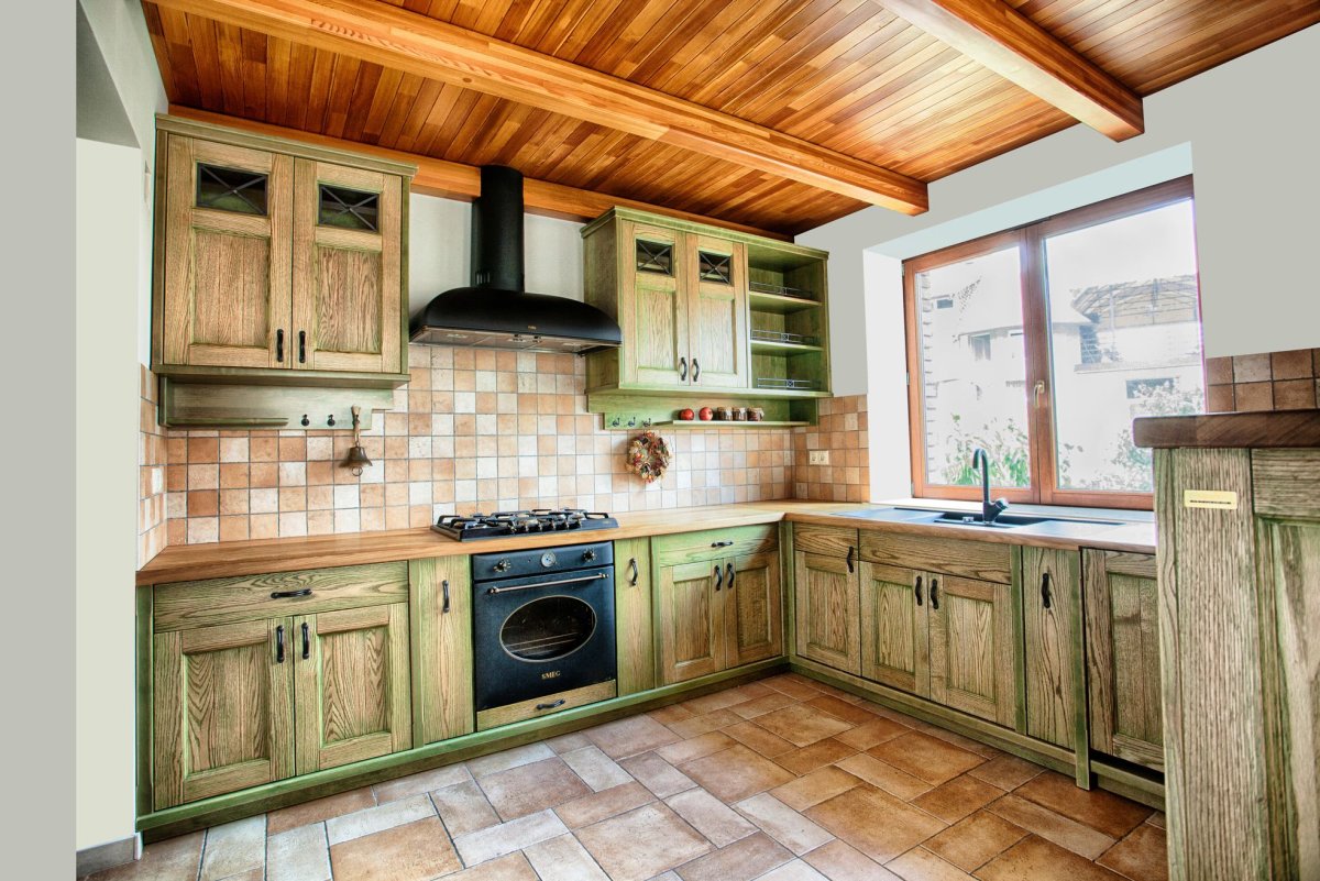 Кухня с зеленой стеной и деревянной столешницей
