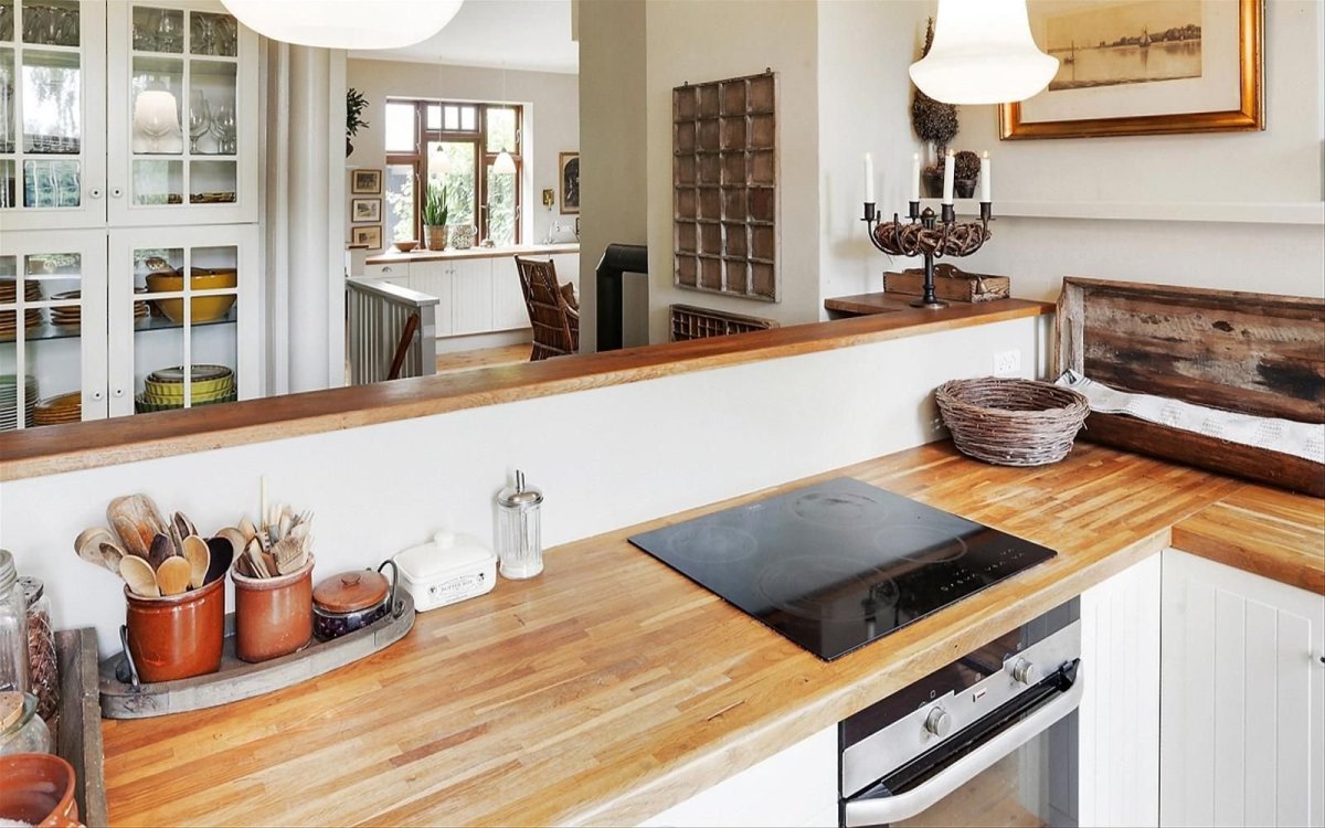 Белая кухня с деревянной столешницей