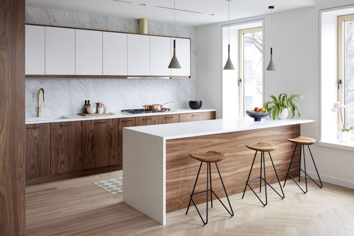 Кухня белая с деревом