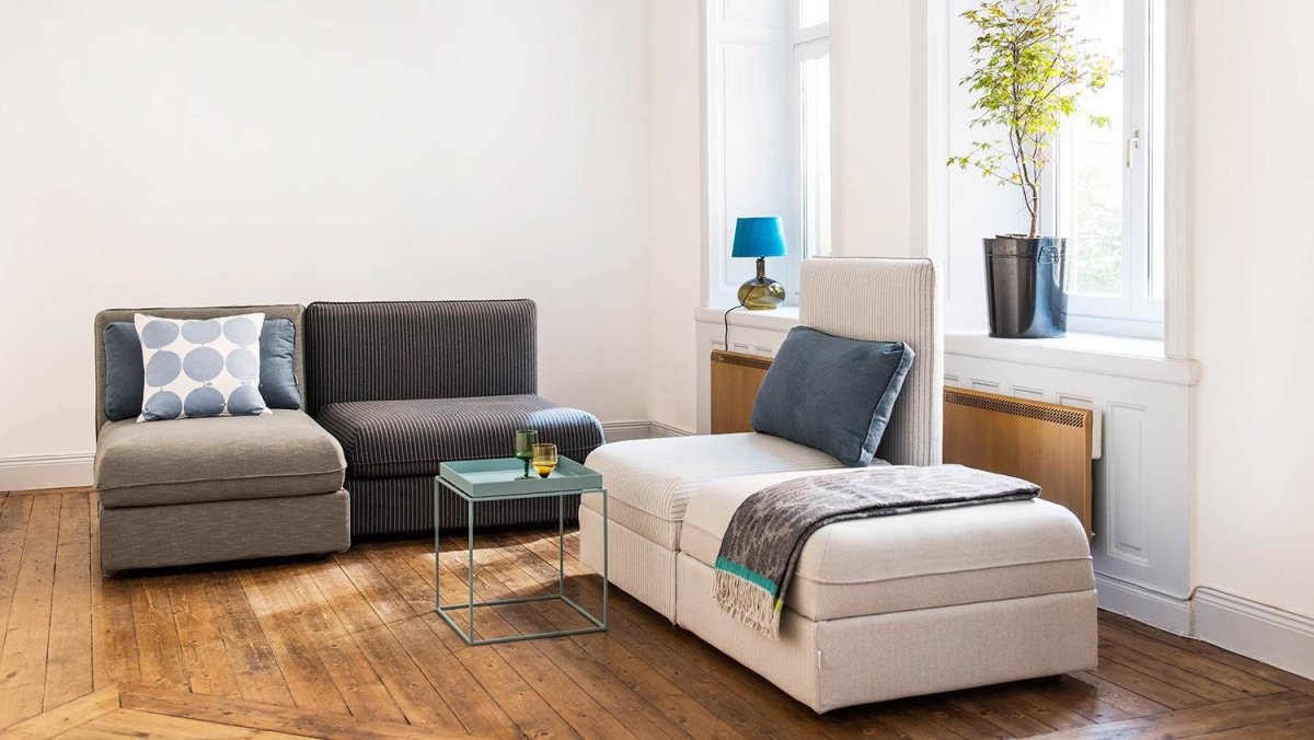 Интерьер кухни с диваном