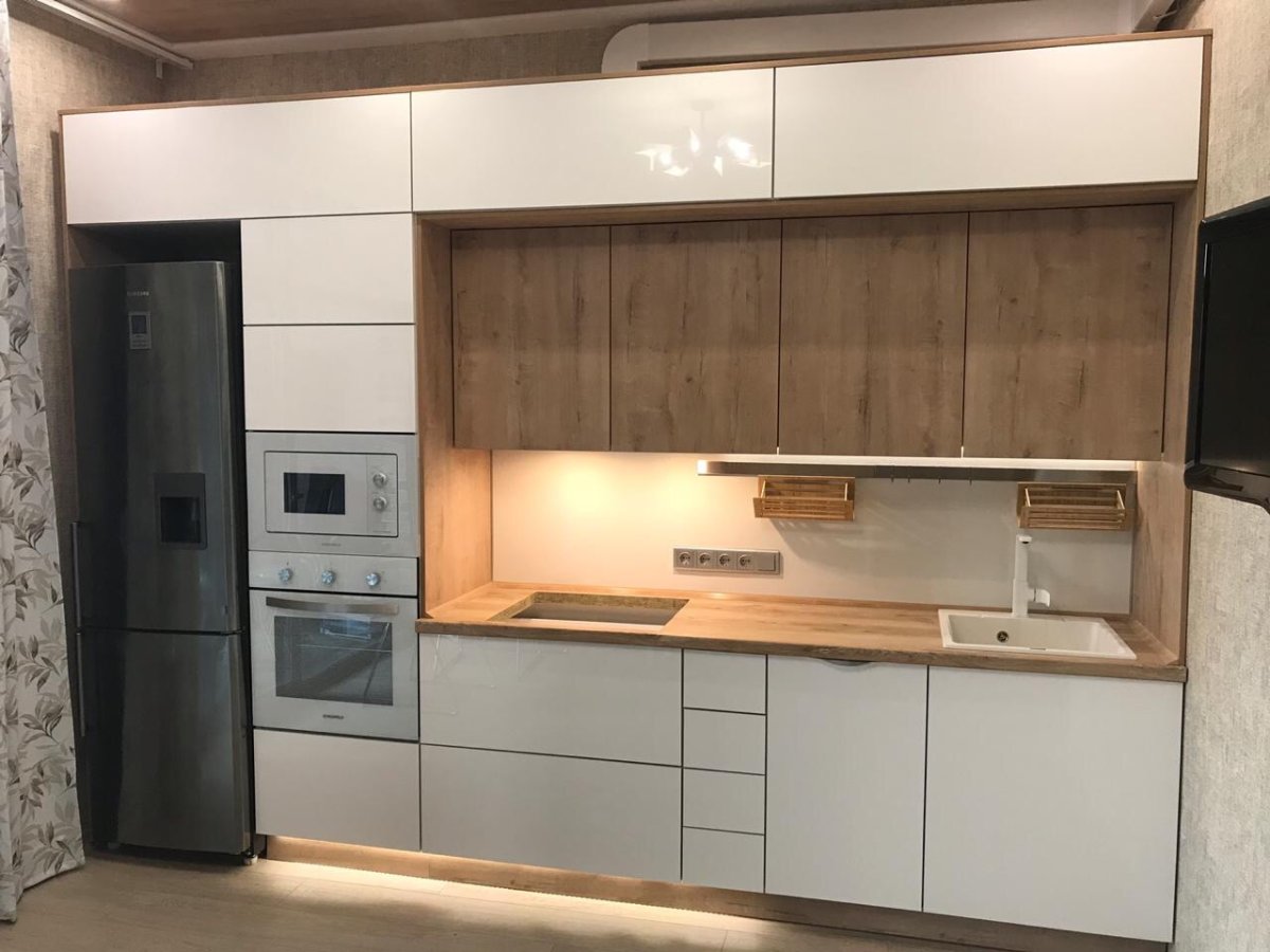 Прямая кухня с антресолями