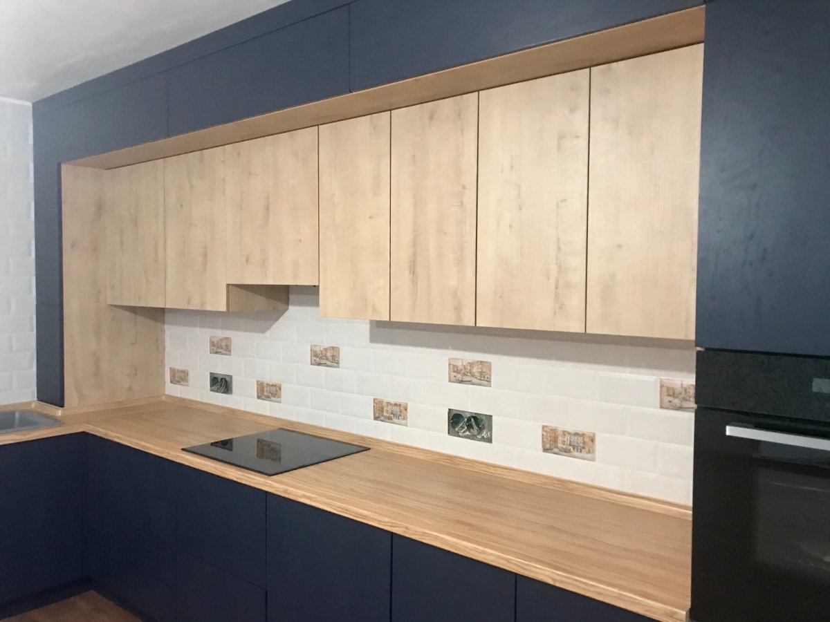 Угловая кухня с антресолью