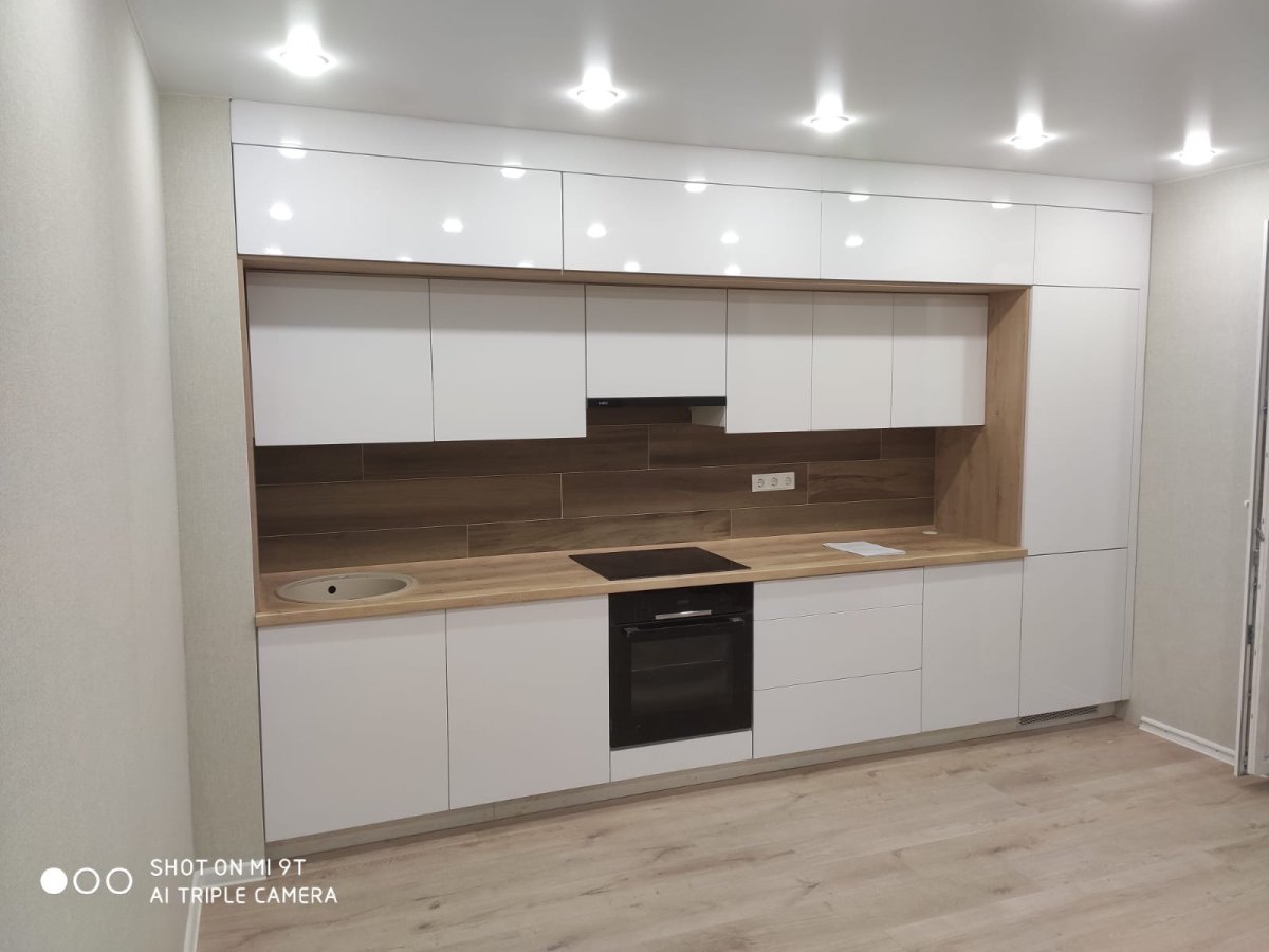 Белая кухня с антресолями