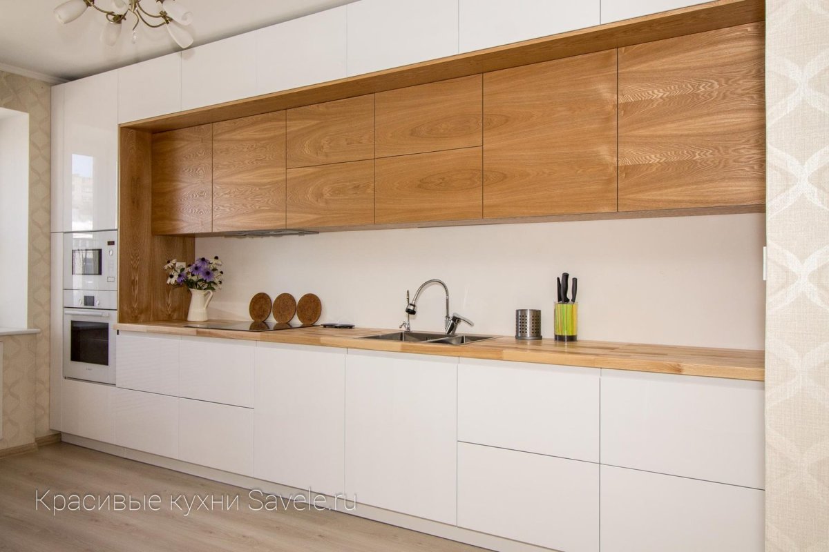 Кухня с антресолями белая с деревом