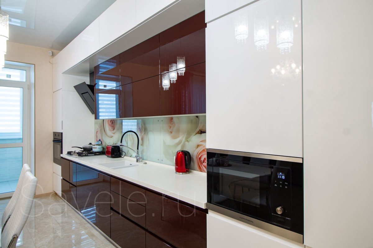 Прямая кухня под потолок с пеналом