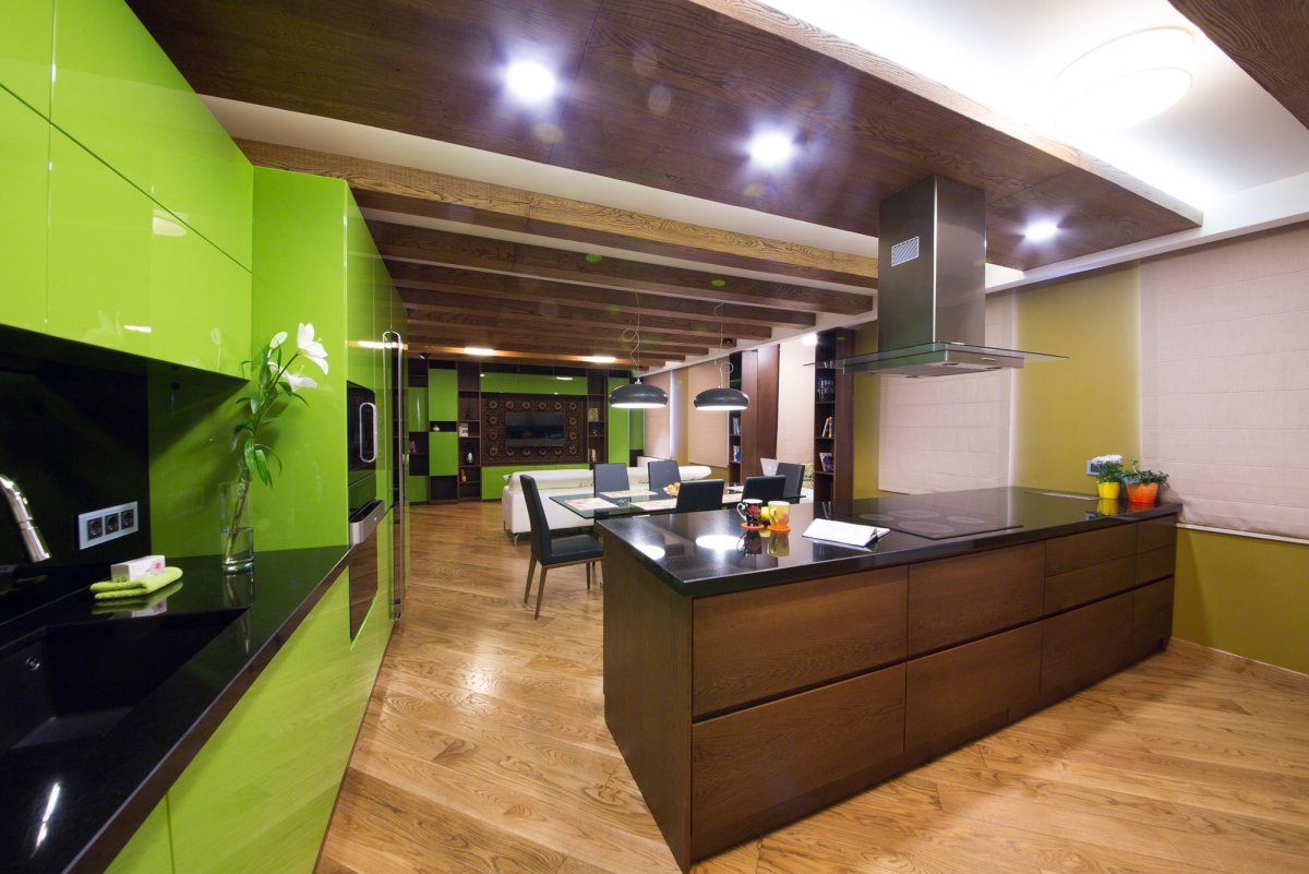 Кухня изумрудного цвета с деревянной столешницей
