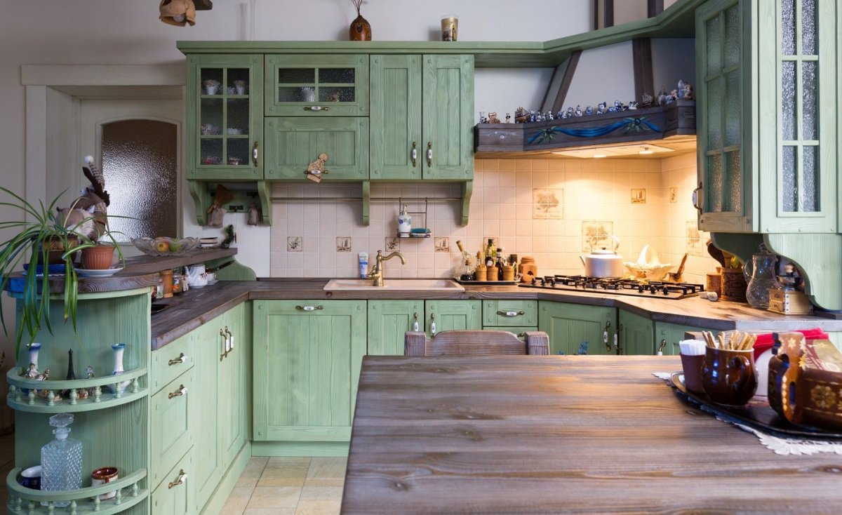 Изумрудный цвет в интерьере кухни