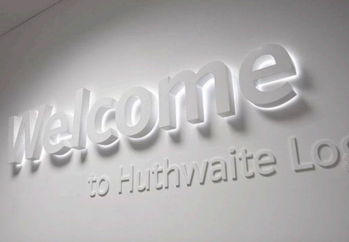 Белые буквы с контражурной подсветкой