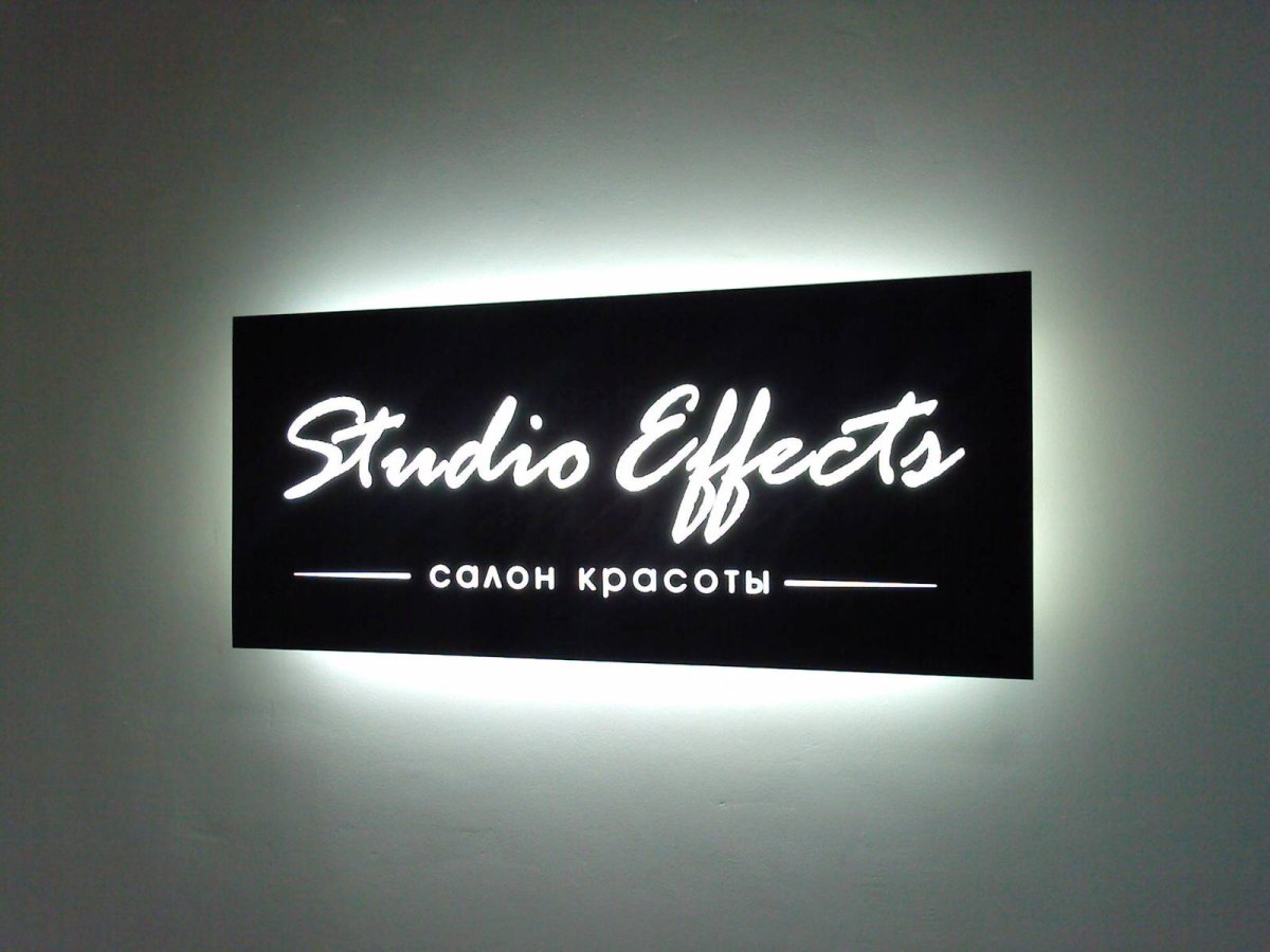 Вывеска с подсветкой в салоне