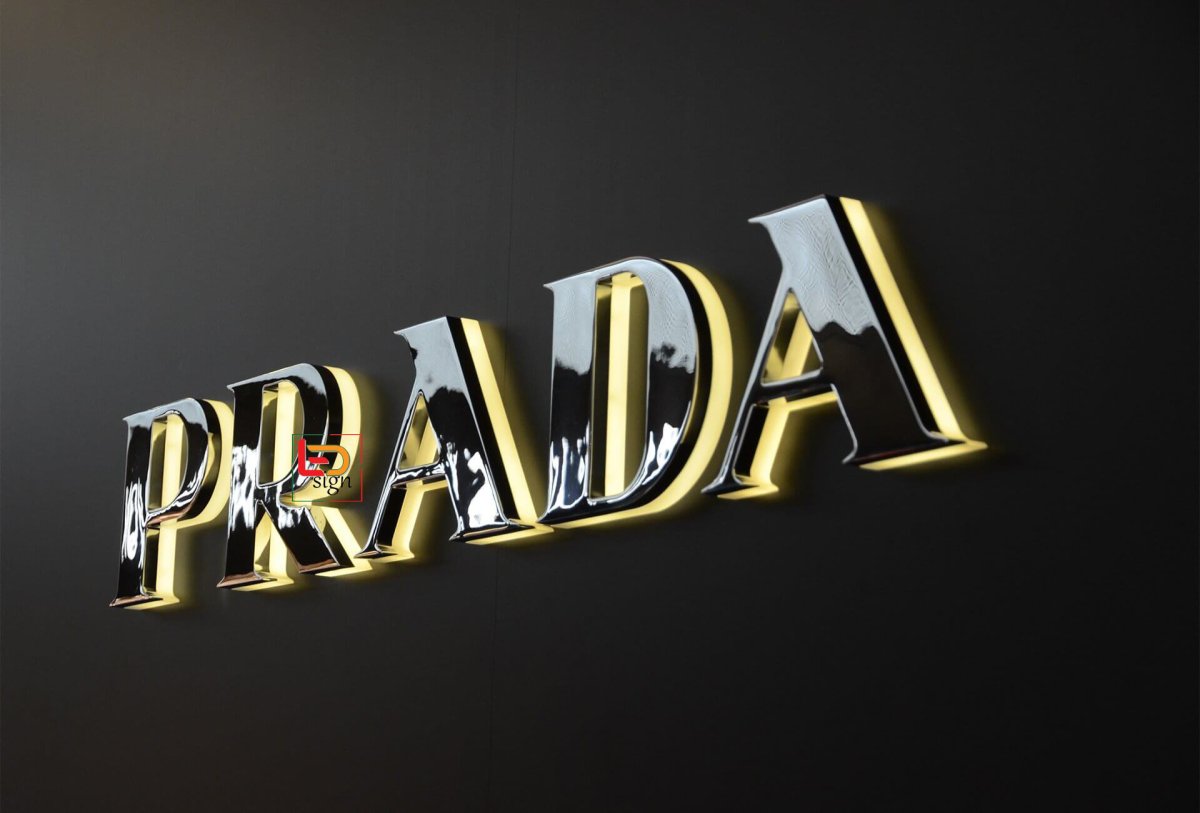 Вывеска с золотыми буквами