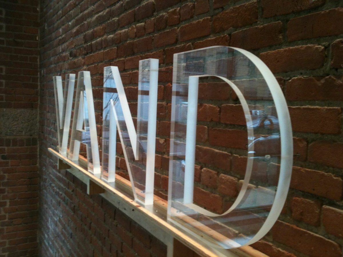 Стеклянная вывеска с подсветкой