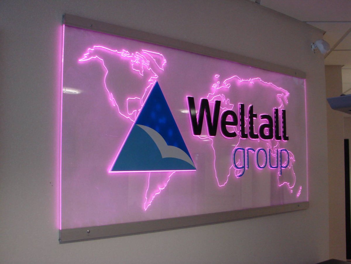 Вывеска на оргстекле с подсветкой