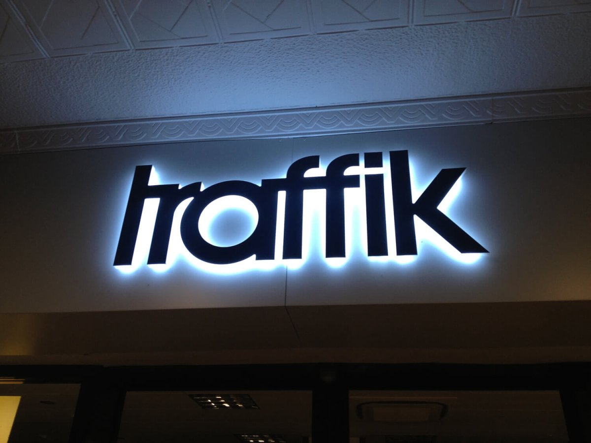 Объемные буквы с контражурной подсветкой