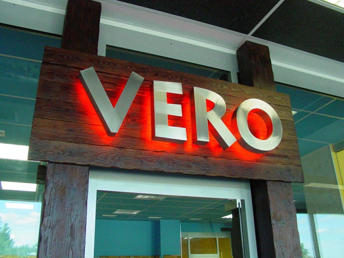 Вывески с подсветкой красные буквы