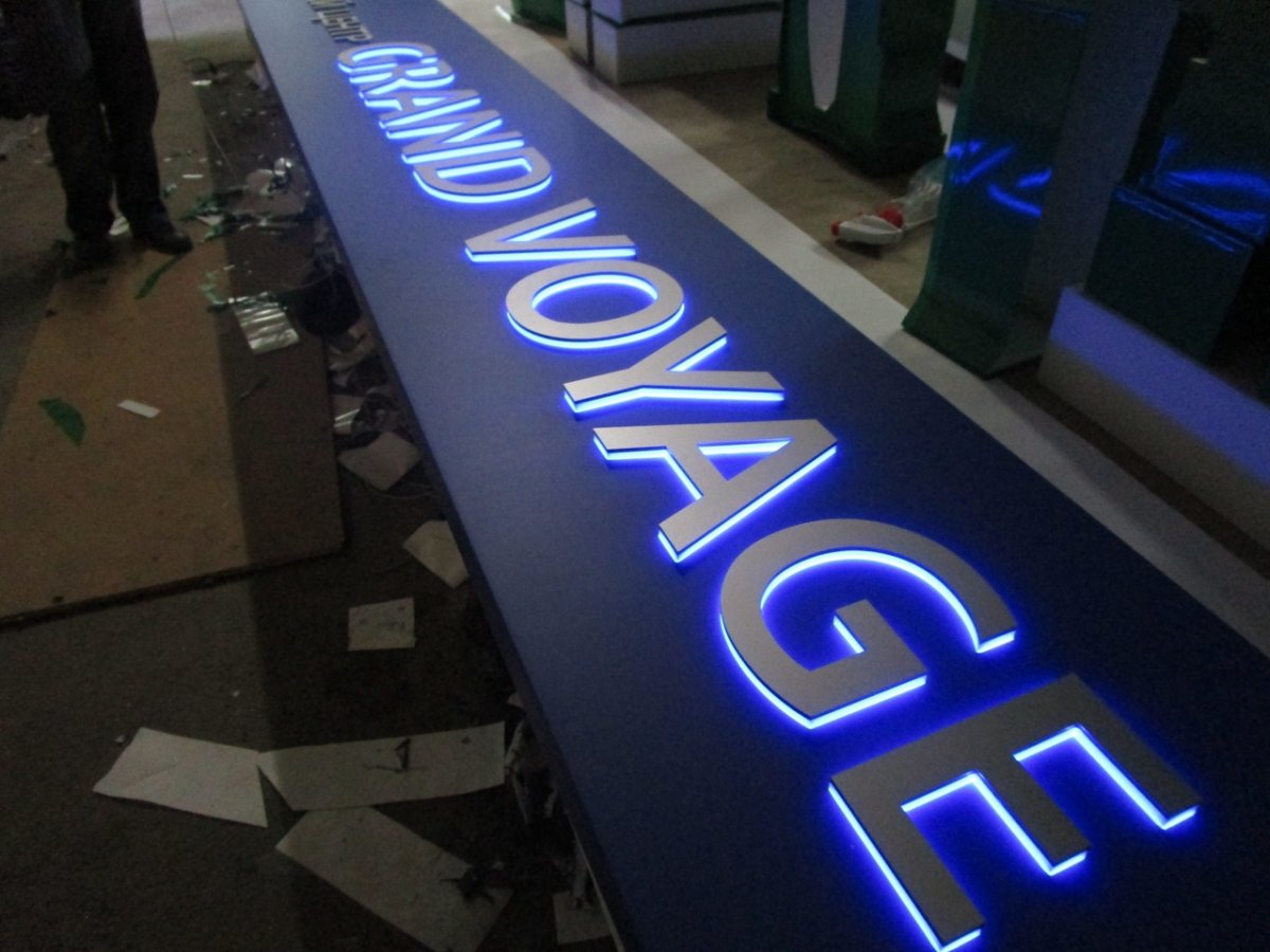 Рекламная вывеска с подсветкой