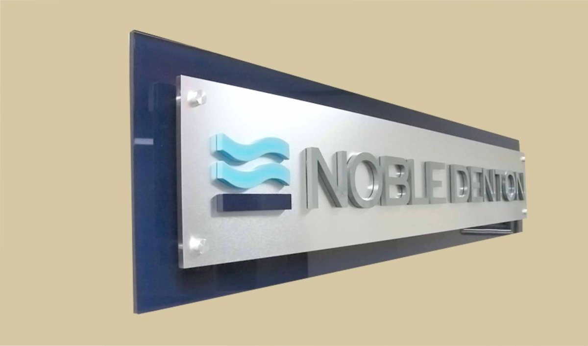 Табличка с буквами из акрила