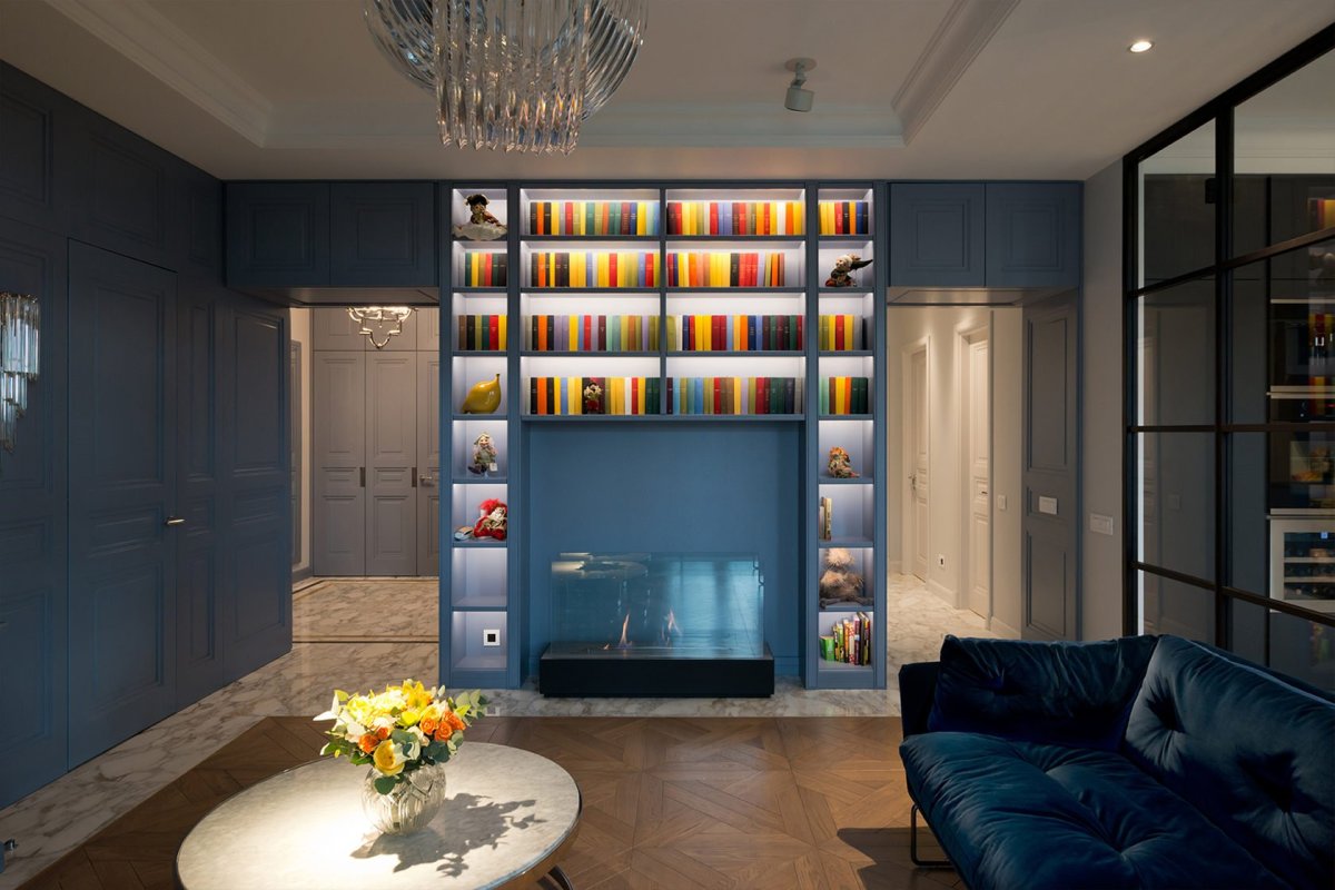 Книжный шкаф с подсветкой