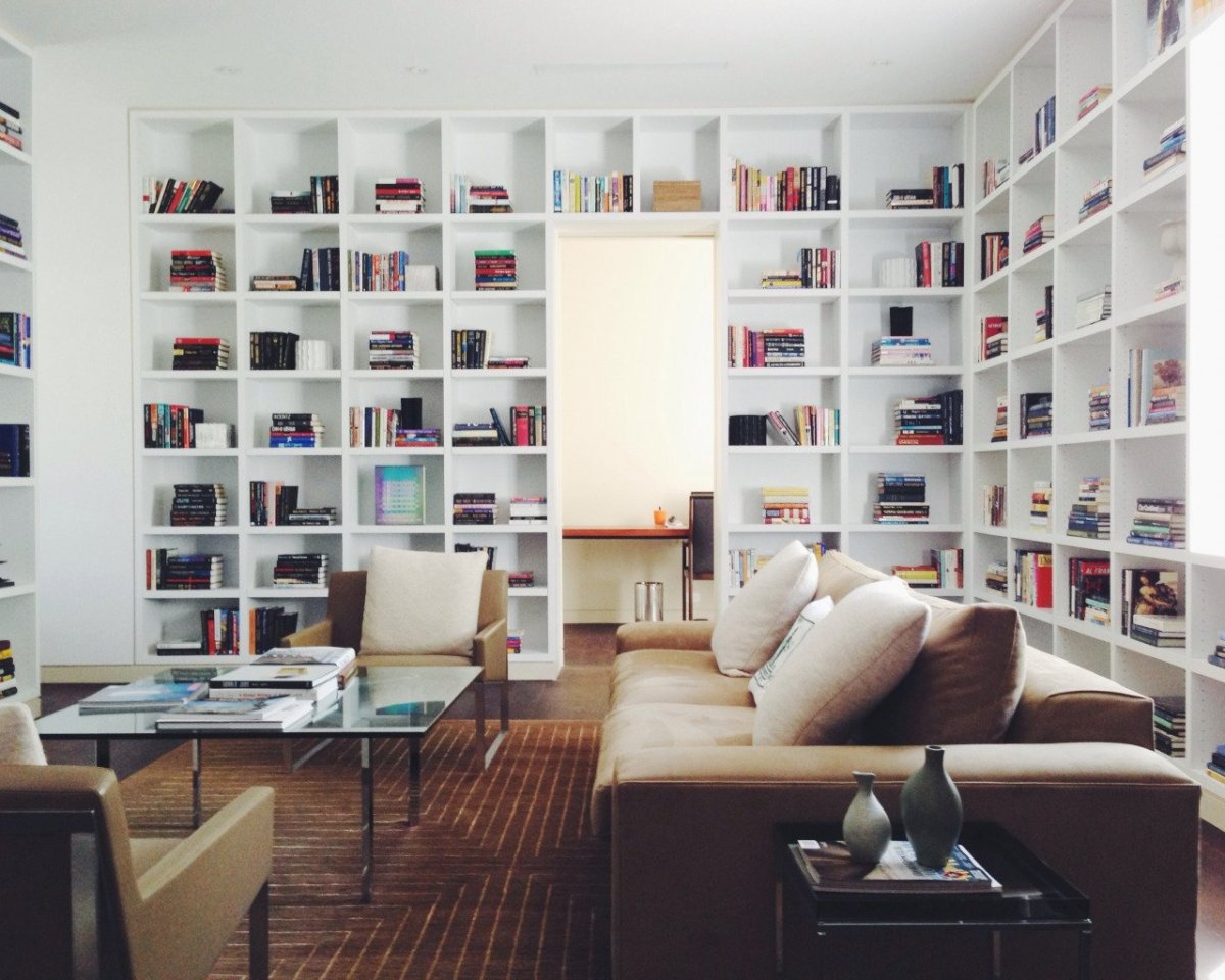 Книжный шкаф в стиле Сканди