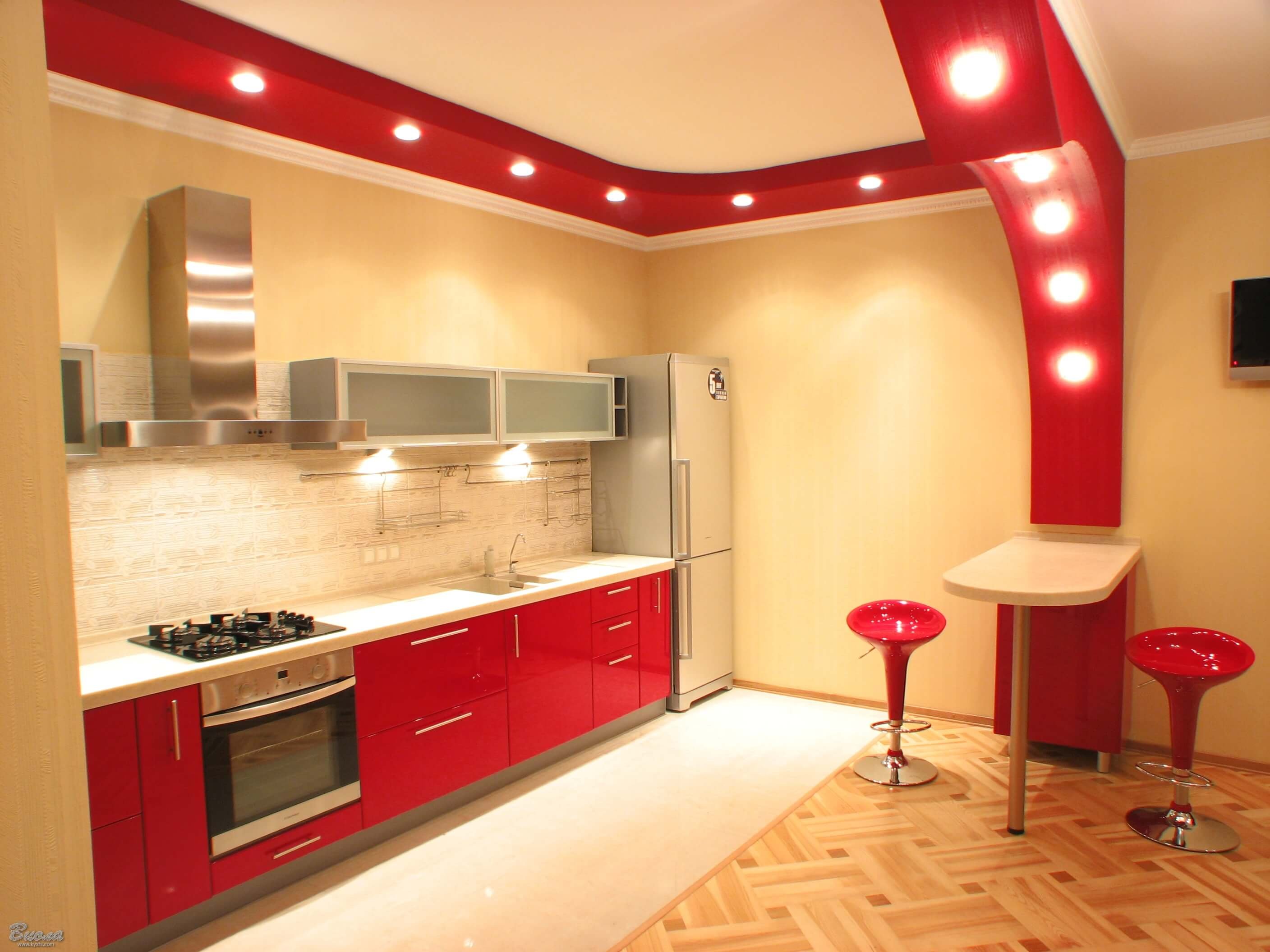 Ремонт кухни гарнитур. Красный потолок на кухне. Кухня в потолок. Евроремонт кухня с барной стойкой. Кухонный гарнитур красный с барной стойкой.