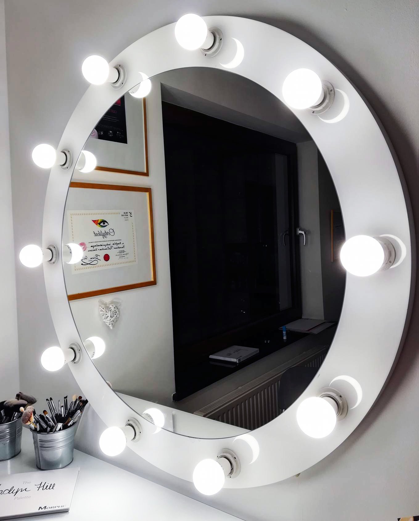 Подиум зеркало. Зеркало Оникс 80 led круглое. Круглое зеркало с лампочками. Зеркало с подсветкой для макияжа настенное. Модные круглые зеркала.