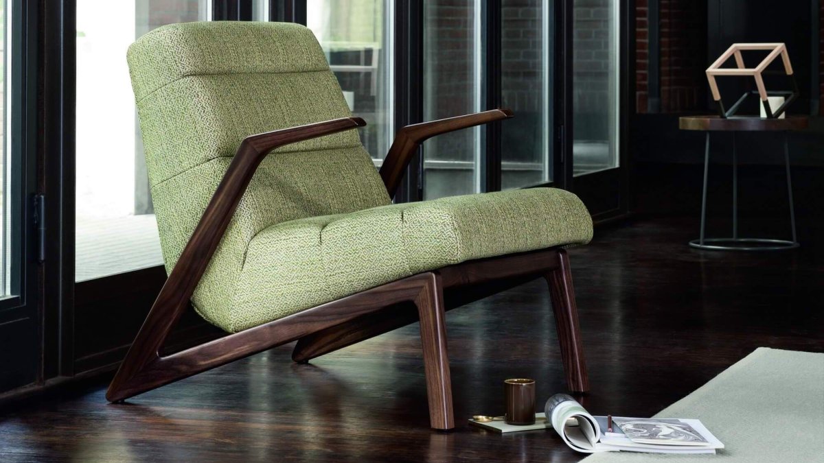 Кресло с деревянными ручками