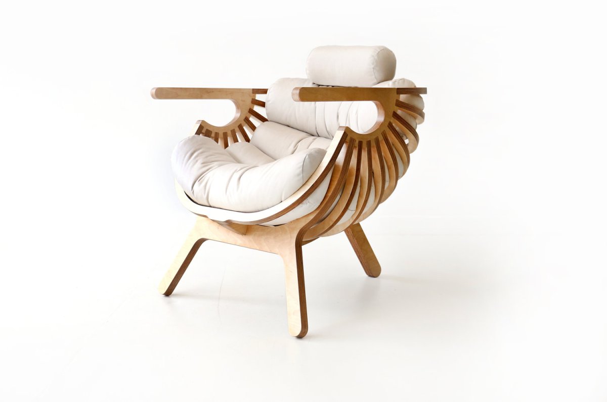 Кресло с деревянными подлокотниками