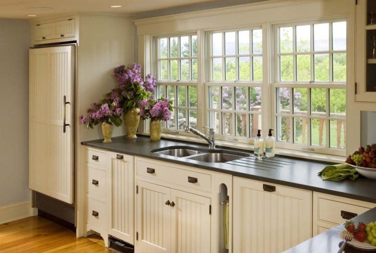 Современный кухонный гарнитур с окном