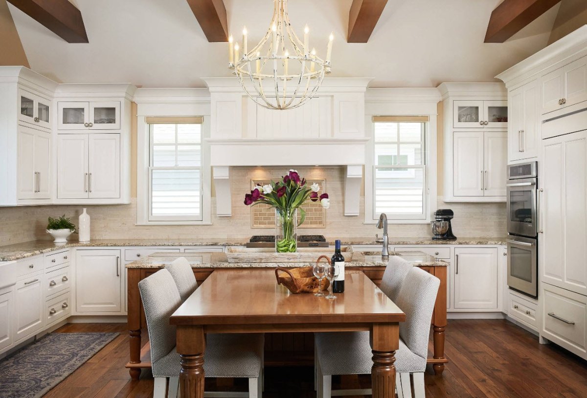 Кухня с большими окнами