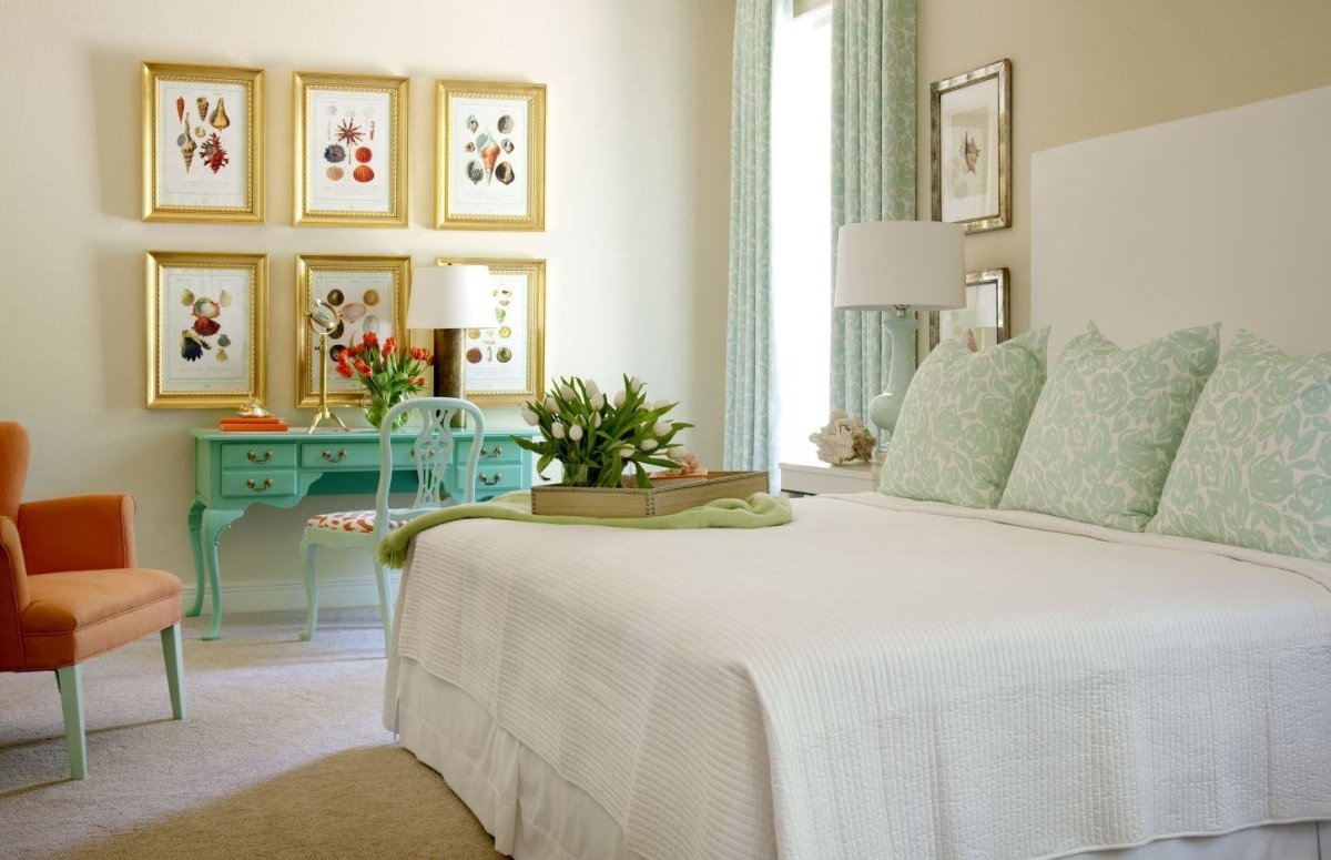 Мятный диван в интерьере