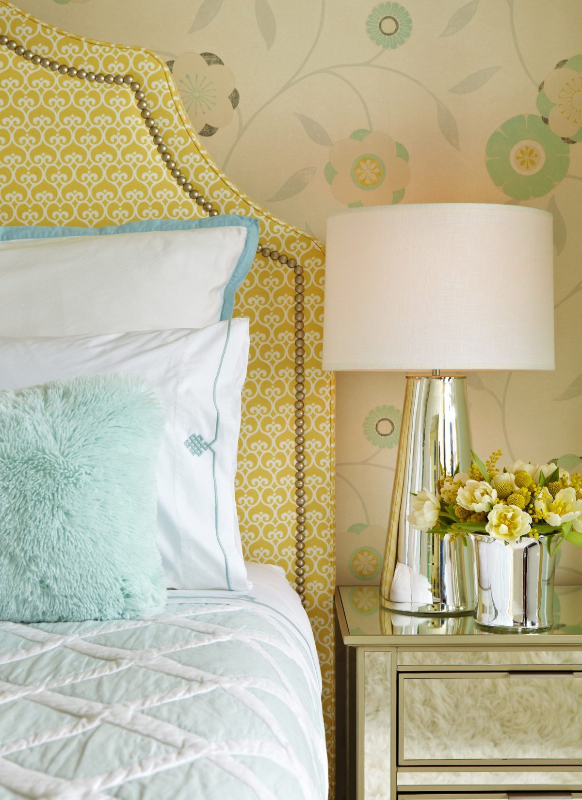 Акцентная стена мятного цвета