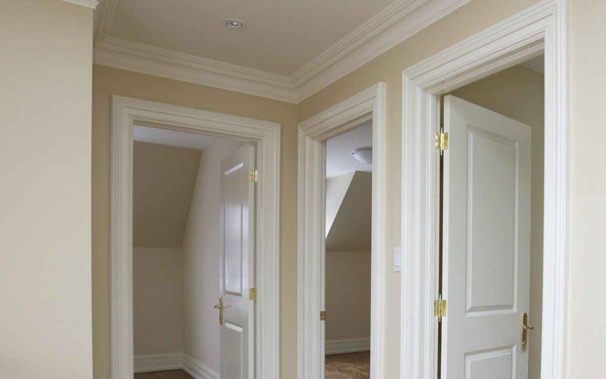 Белые двери и белые плинтуса