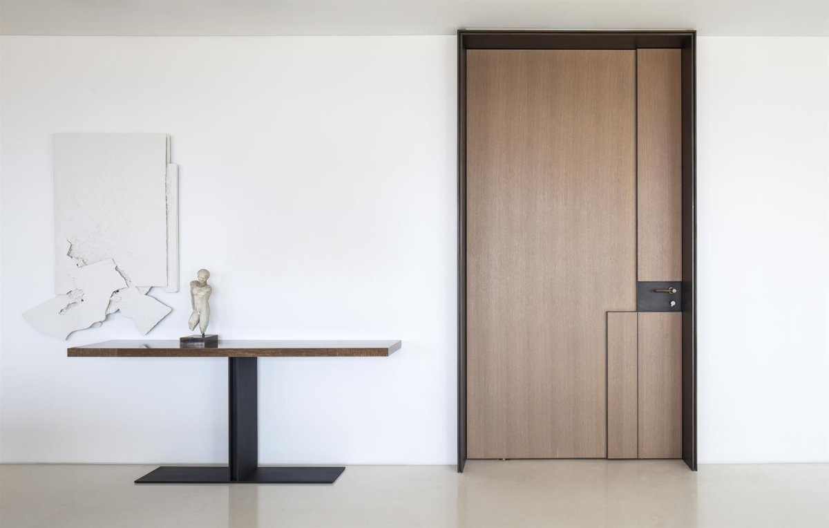 Скрытые двери в коридоре