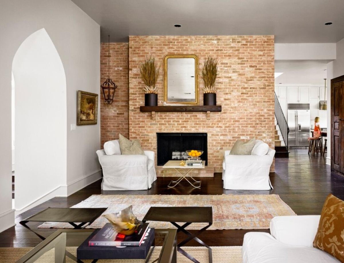 Кирпич в интерьере гостиной