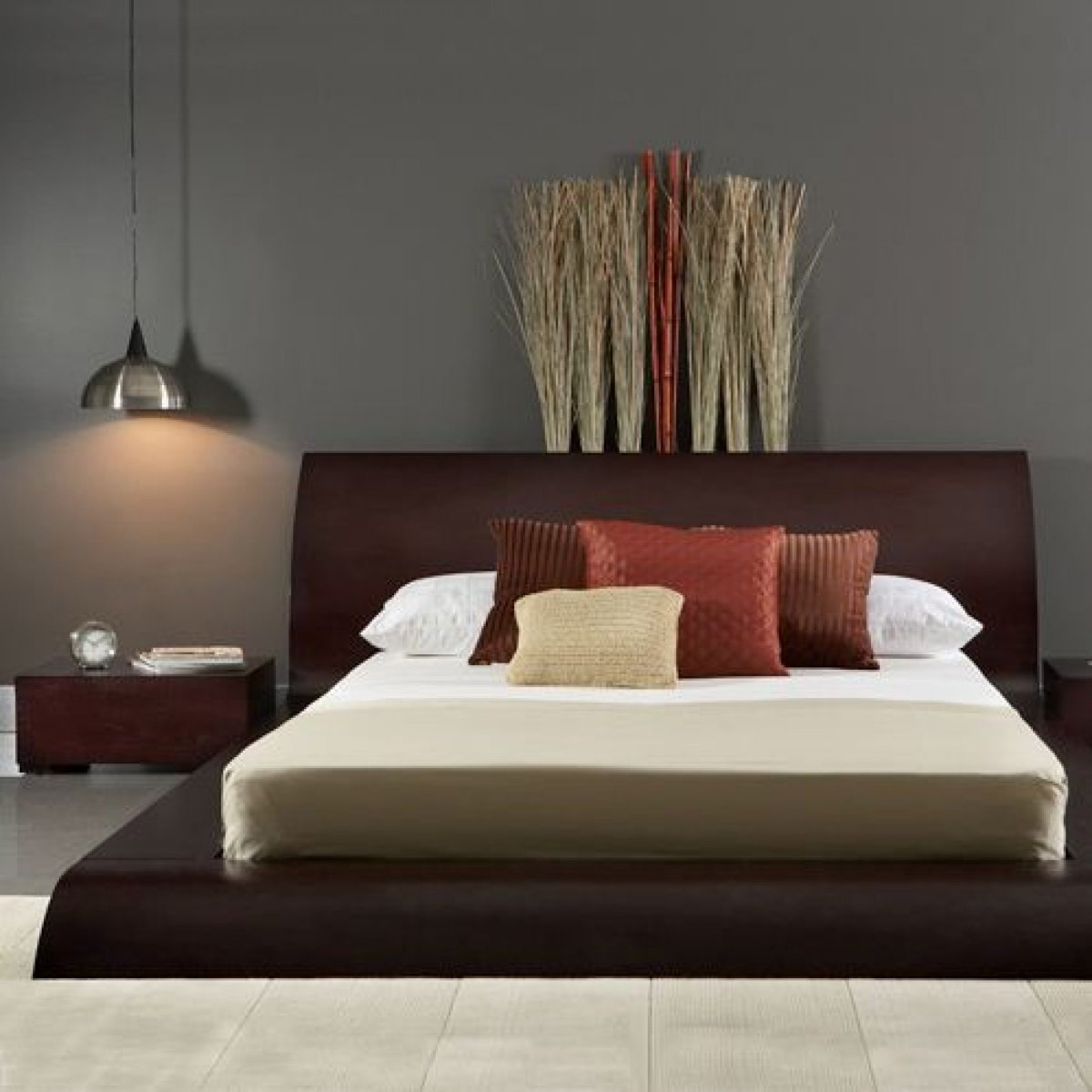 Кровать с подушками в изголовье