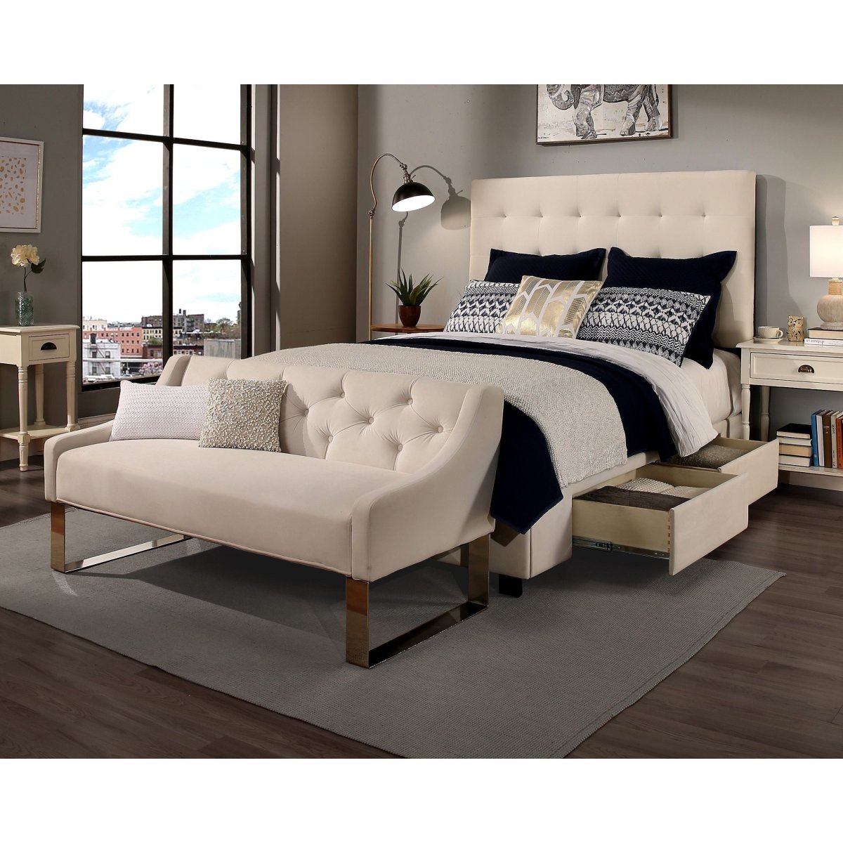 Огромная двуспальная кровать