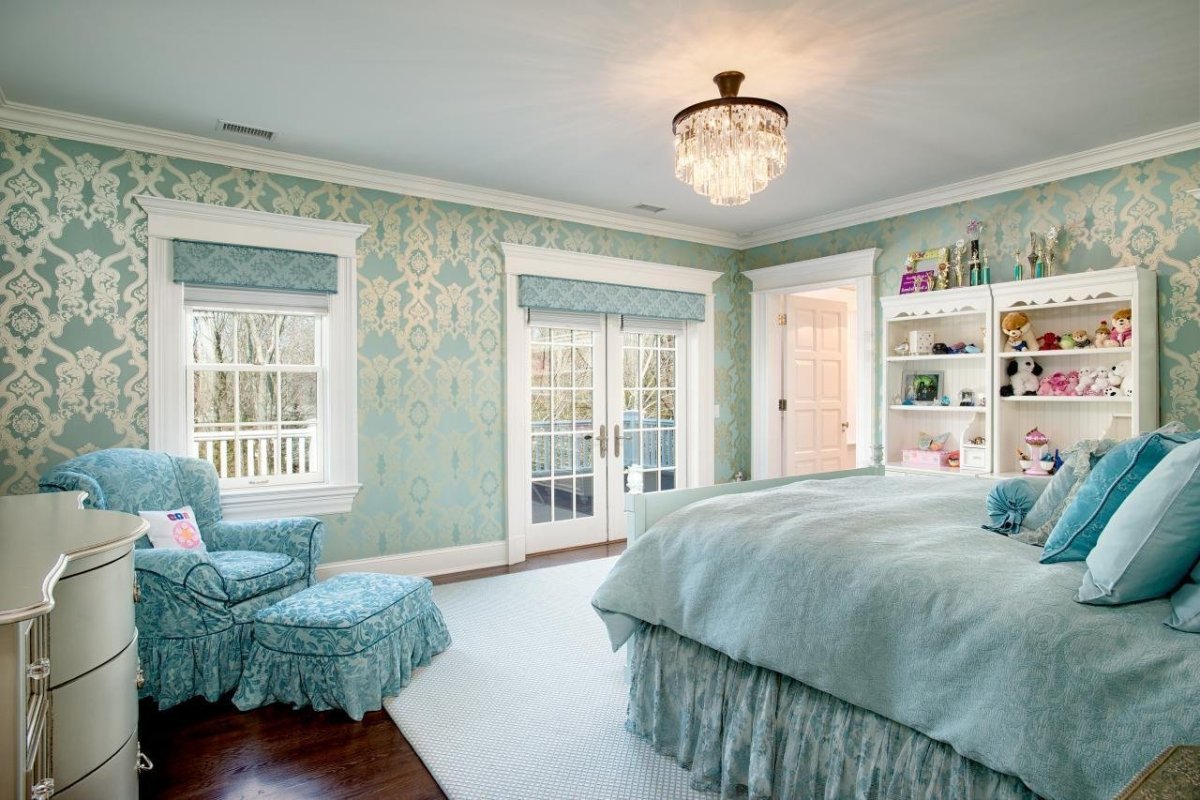 Голубые стены в спальне