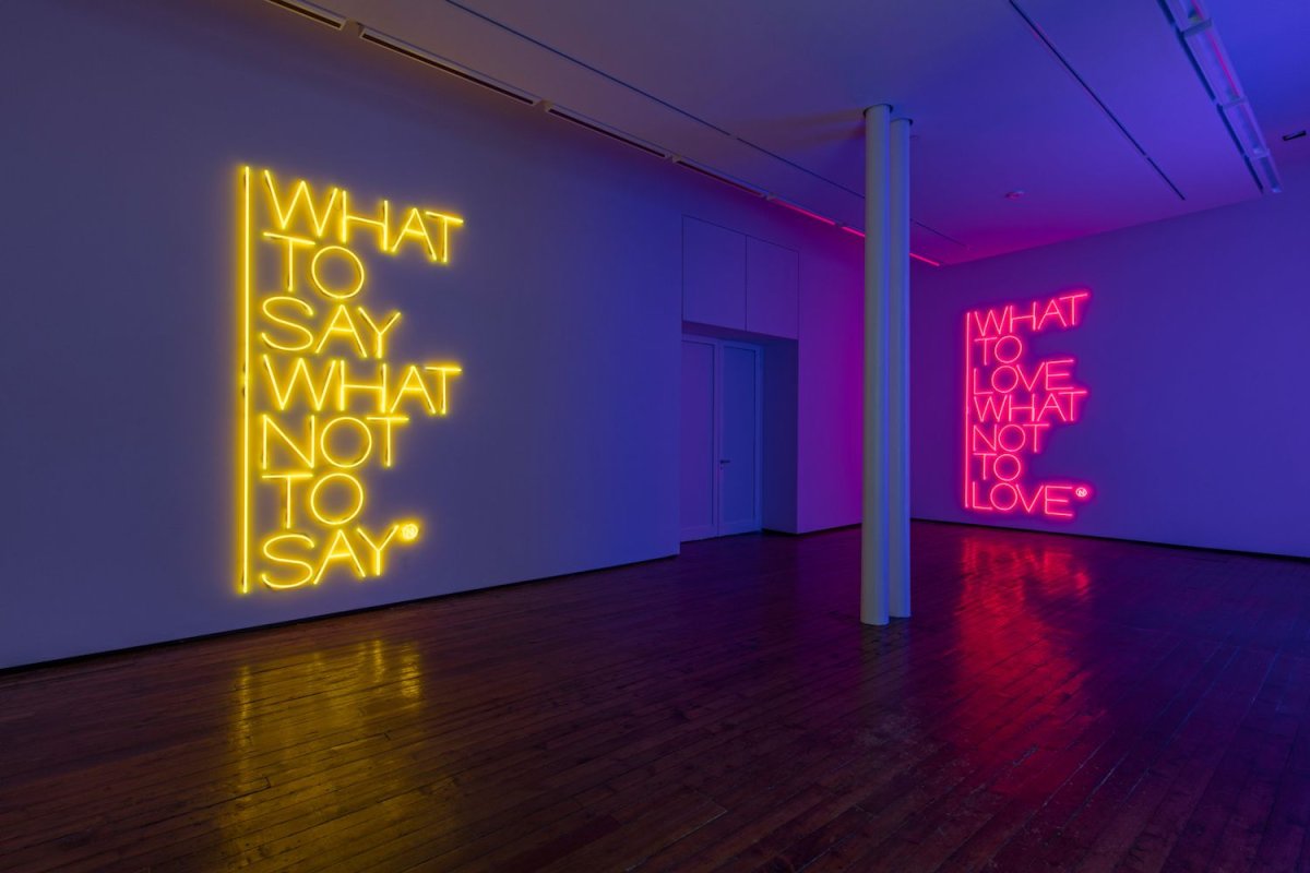 Гибкий неон на стене