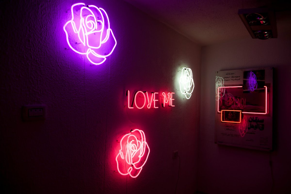 Неоновые фигуры на черном фоне