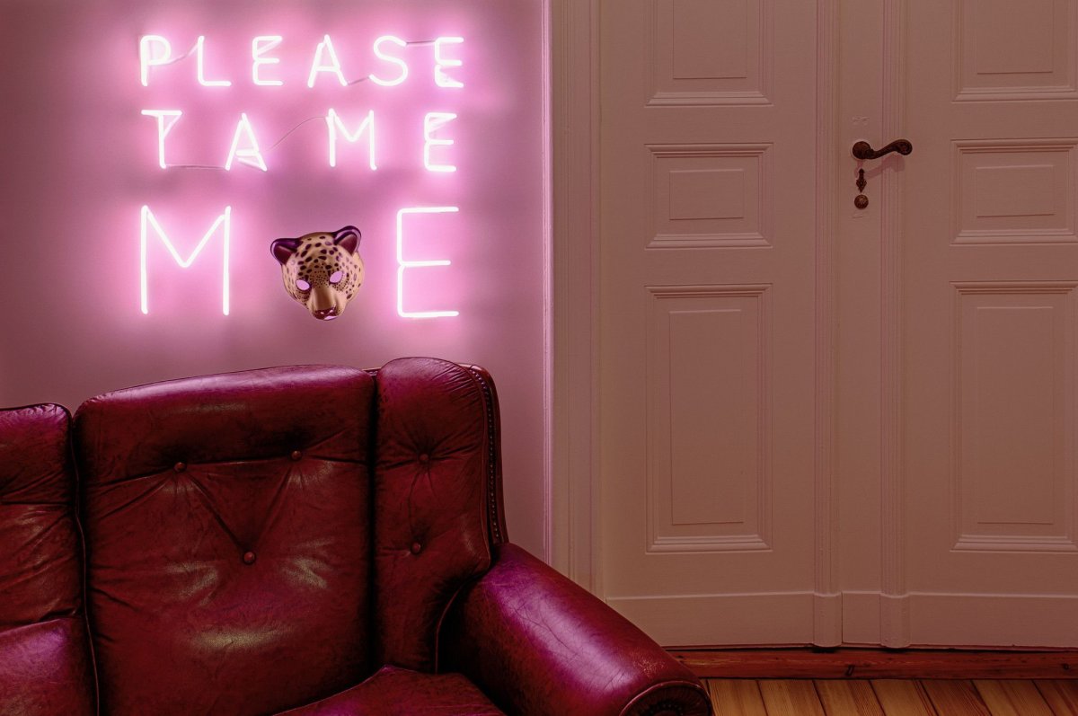 Неон в интерьере квартиры