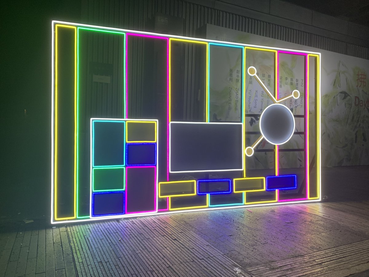 Светодиодная лента под неон вывеска сзади